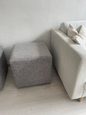 Twee Grijze Vierkante Poefs beschikbaar voor biedingen