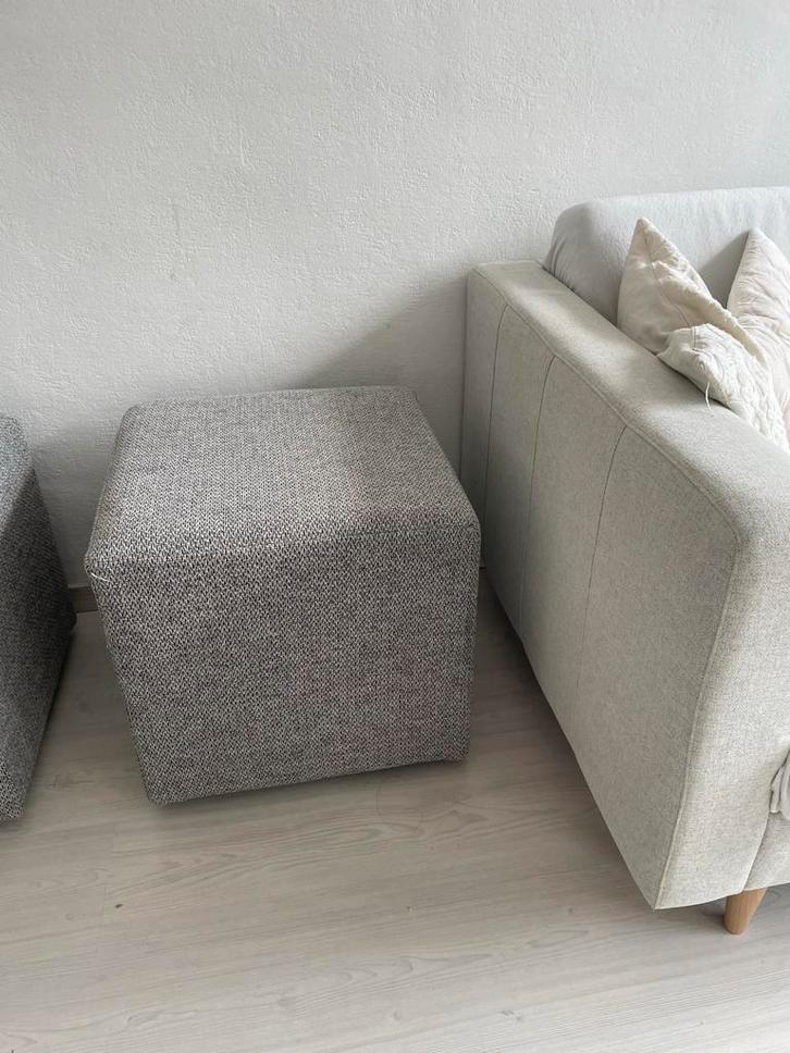 Twee Grijze Vierkante Poefs, Huis en Inrichting, Banken | Voetenbanken en Poefen, Zo goed als nieuw, Minder dan 50 cm, Vierkant