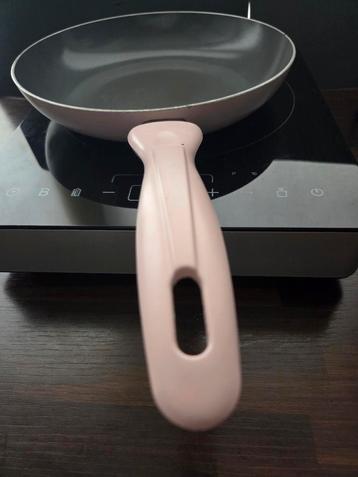 Licht roze grote fryingpan/bakpan beschikbaar voor biedingen