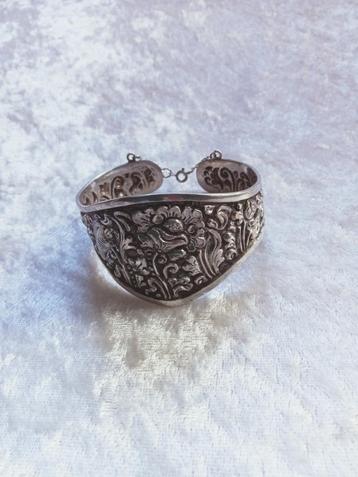 Prachtige Brede Zilveren Djokja Armband met Bloemen beschikbaar voor biedingen