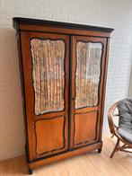 Biedemeierkast met gordijntjes, Ophalen