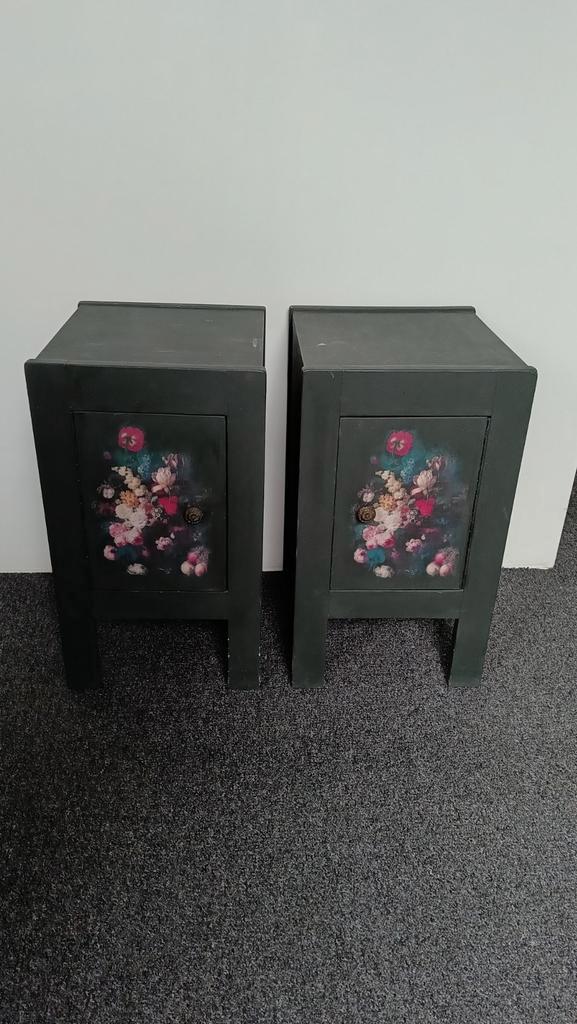 Twee Donkergrijze/Zwarte Nachtkastjes, Huis en Inrichting, Slaapkamer | Nachtkastjes, 55 tot 70 cm, Minder dan 45 cm, Hout, Ophalen