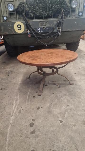 Mooie ronde vintage salon tafel met metalen onderstel beschikbaar voor biedingen