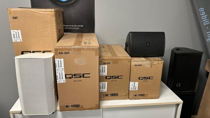 Qsc installatie speakers AD-S en AC-S, Audio, Tv en Foto, Luidsprekers, Zo goed als nieuw, Overige typen, 120 watt of meer, Overige merken