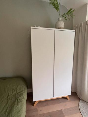 Kast kinderkamer Bopita, wit eiken met schuine pootjes beschikbaar voor biedingen