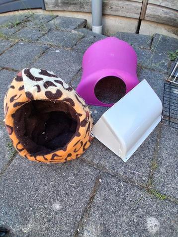 Stoffen huisje en plastic huisje en een hooiruif beschikbaar voor biedingen