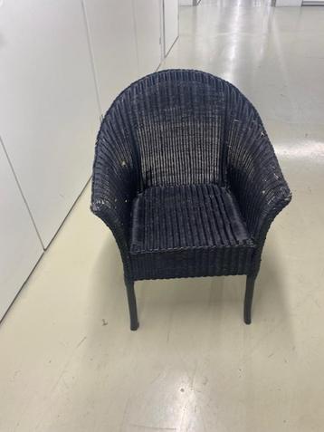 twee rieten stoelen beschikbaar voor biedingen