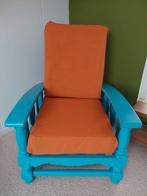 Lichtblauw geverfde rookstoel, met oranje kussens, Huis en Inrichting, Fauteuils, Ophalen, Gebruikt, Vintage, 75 tot 100 cm