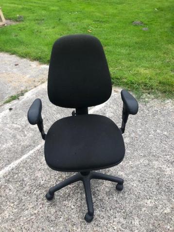 bureaustoel beschikbaar voor biedingen