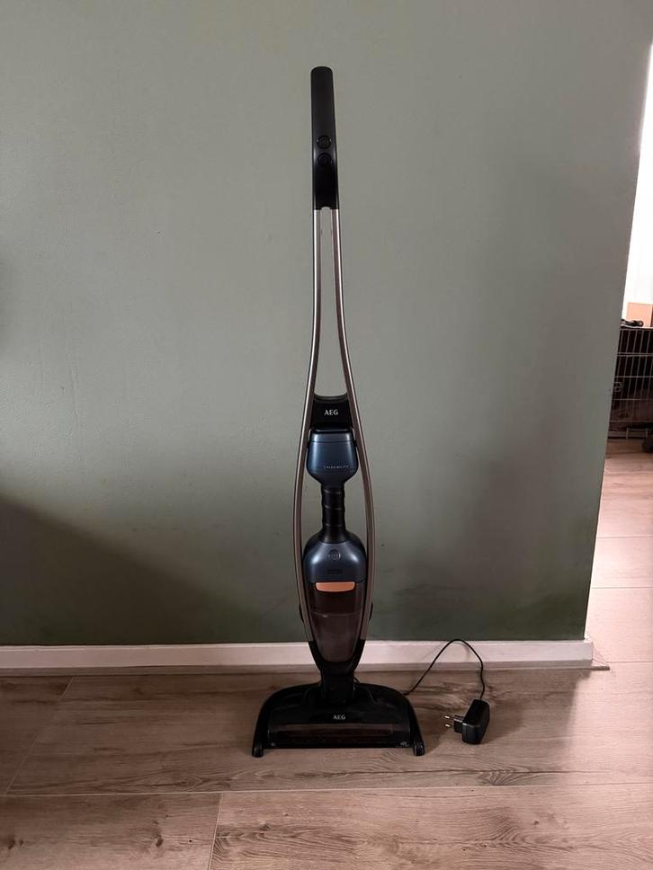 AEG Steelstofzuiger QX9-1-50IB met ingebouwde kruimeldief, Witgoed en Apparatuur, Stofzuigers, Gebruikt, Stofzuiger, Reservoir