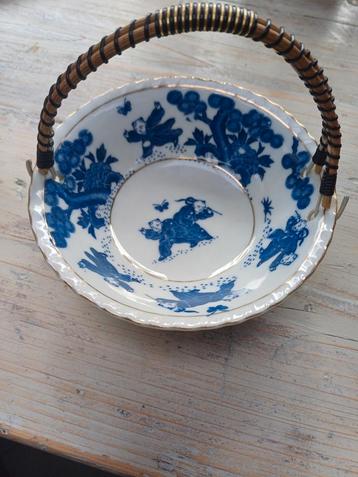 Antieke Bonbon Schaal met Handvat beschikbaar voor biedingen