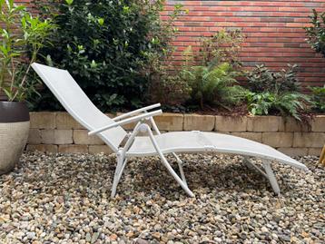 Twee inklapbare witte ligstoelen voor tuin beschikbaar voor biedingen