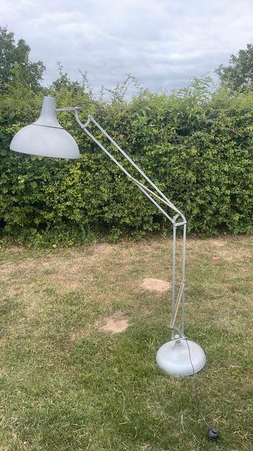 Vloerlamp te koop beschikbaar voor biedingen