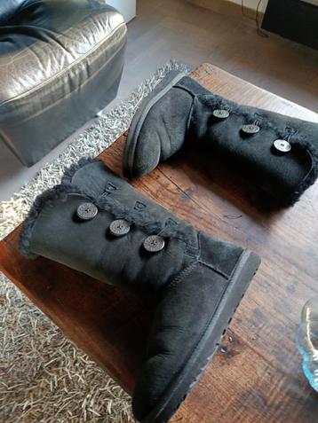 Zwarte UGG Boots met Knopen maat 37.5 - 38 beschikbaar voor biedingen