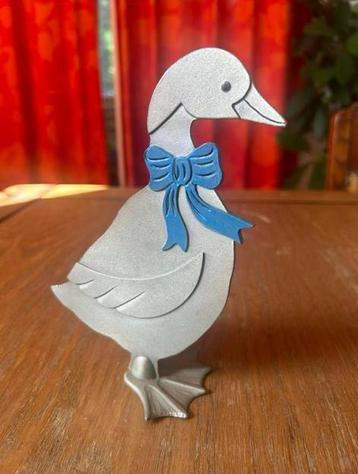 Metalen gans met strik 1980 beschikbaar voor biedingen