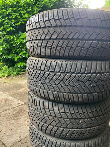 Winterbanden 235/45 R17 + Sneeuwkettingen beschikbaar voor biedingen