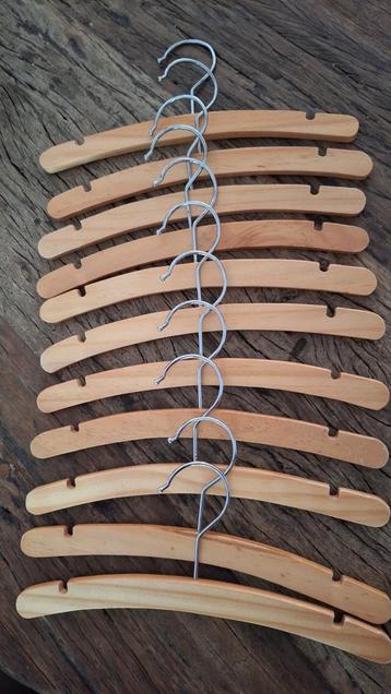 Houten kledinghangers 11x beschikbaar voor biedingen