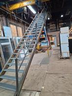 Stalen trap 4.50 meter hoog met bordes, Ophalen, Gebruikt, Trap, 4 meter of meer
