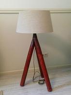 Vloerlamp: driepoot, cremekleurige kap (50-40CM) 107CM., Huis en Inrichting, Ophalen of Verzenden, Metaal, Landelijk, 150 tot 200 cm