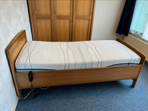 Seniorenbed electrische lattenbodem en kast schuifdeuren, Huis en Inrichting, Slaapkamer | Bedden, Zo goed als nieuw, Eenpersoons