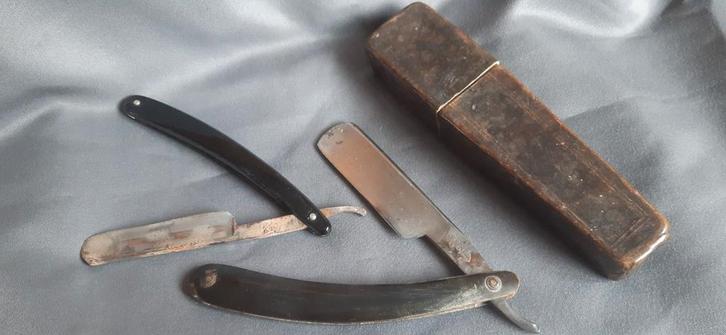 2 antieke scheermessen in doosje o.a. George Brittain, Sieraden, Tassen en Uiterlijk, Broches, Overige materialen, Zilver, Ophalen of Verzenden