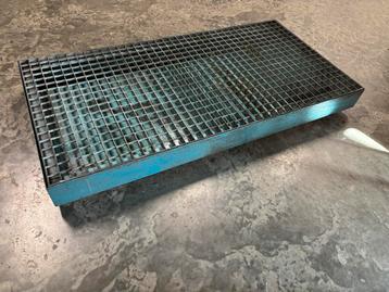 Stalen lekbak met rooster beschikbaar voor biedingen