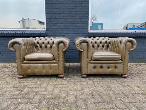 Twee Chesterfield club fauteuils olijf groen GRATIS BEZORGD, Huis en Inrichting, Fauteuils, Gebruikt, Leer, 75 tot 100 cm, Ophalen of Verzenden