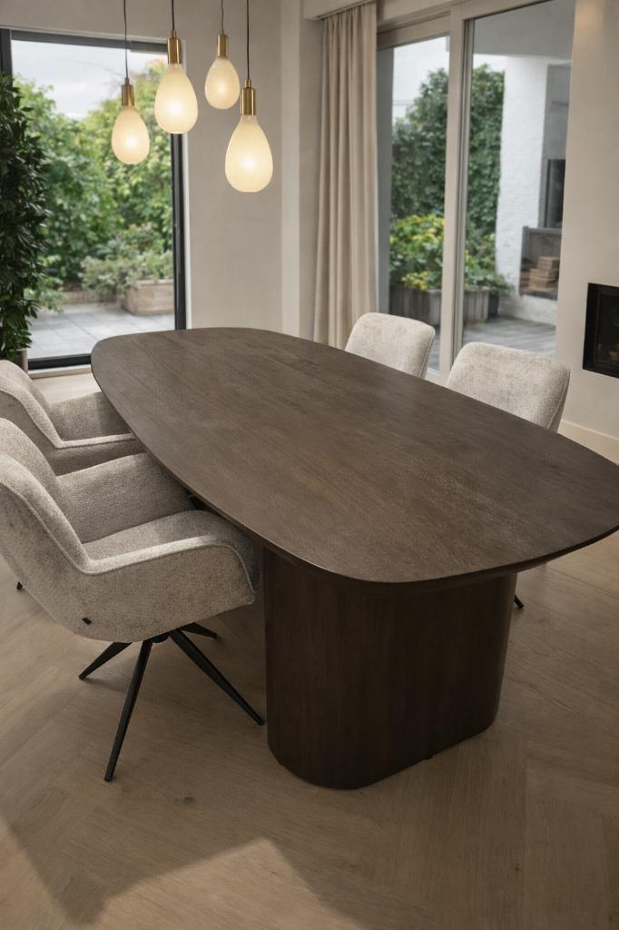 Eettafel Mare bruin | ovaal met halve ronde poten UNIEK, Huis en Inrichting, Tafels | Eettafels, Overige materialen, 100 tot 150 cm