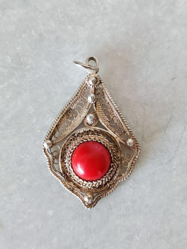 Zilveren Filigrain Hanger met Bloedkoraal, Antiek en Kunst, Antiek | Goud en Zilver, Zilver, Ophalen of Verzenden