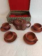 YXING THEEPOT VINTAGE MET 4 KOPJES EN SCHOTELS, Ophalen of Verzenden, Overige stijlen, Overige typen