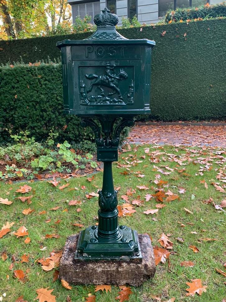 Klassieke gietijzeren Engelse brievenbus op poot, groen, Tuin en Terras, Brievenbussen, Gebruikt, Staande brievenbus, IJzer, Ophalen