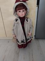 Ongeveer 70 cm groot staat op standaard, Verzamelen, Ophalen, Zo goed als nieuw, Pop