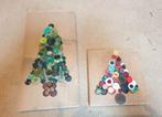 2 kerstbomen gemaakt van knopen op houten plank. Toch kerst,, Diversen, Kerst, Ophalen of Verzenden, Zo goed als nieuw