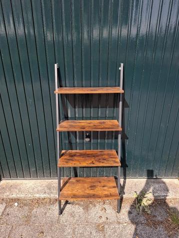 1 prima rek/wandrek met 4 (leg)planken beschikbaar voor biedingen