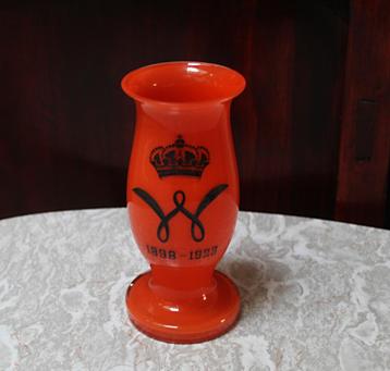 Wilhelmina oranje glazen opaline vaasje 1898-1923  beschikbaar voor biedingen
