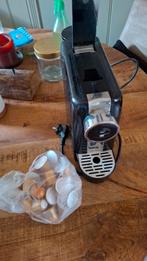 Nespresso + cups, Ophalen, Gebruikt, Koffiemachine, Koffiepads en cups