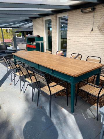 Grote eettafel/ateliertafel(3meter, 10 persoons) beschikbaar voor biedingen