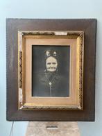 Oude Houten Lijst met Portret Stoere Dame, Ophalen of Verzenden