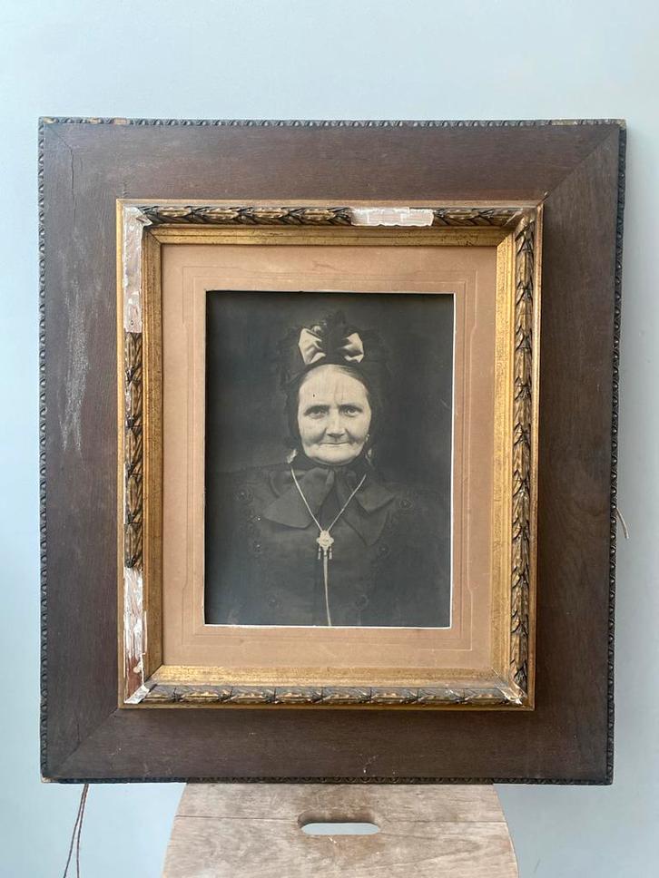Oude Houten Lijst met Portret Stoere Dame, Antiek en Kunst, Kunst | Tekeningen en Foto's, Ophalen of Verzenden