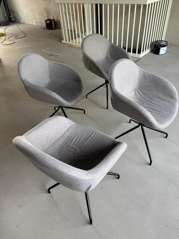 4 Grijze Kuipstoelen met Zwarte Poten beschikbaar voor biedingen