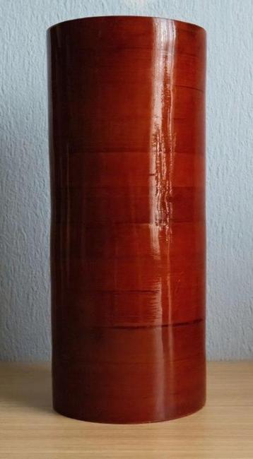 Grote bamboe vaas in prachtige roodbruine kleur beschikbaar voor biedingen