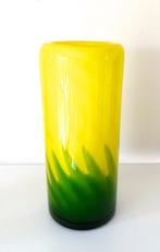 Glazen vaas geel opaline patroon in groen onderaan 6791-g, Ophalen of Verzenden