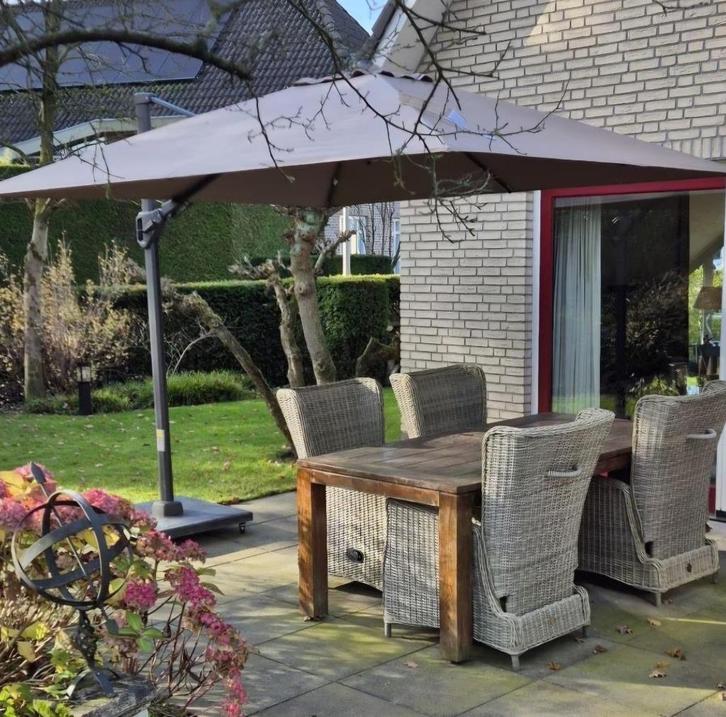 Tuinset met parasol, Tuin en Terras, Tuinsets en Loungesets, Zo goed als nieuw, Tuinset, Wicker, 4 zitplaatsen, Eettafel, Hocker
