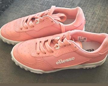 Nieuwe zalmroze sneakers van Elesse 38 beschikbaar voor biedingen