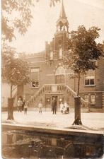 Maasland, Gemeentehuis met mensen. 4971 - FOTOKAART, Verzenden, Voor 1920, Ongelopen, Zuid-Holland