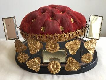 Bruidsstoel met ornament spiegeltjes beschikbaar voor biedingen