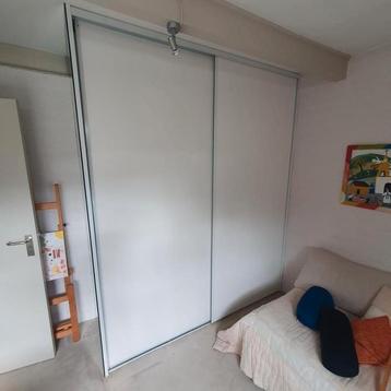 Witte kledingkast met schuifdeuren beschikbaar voor biedingen