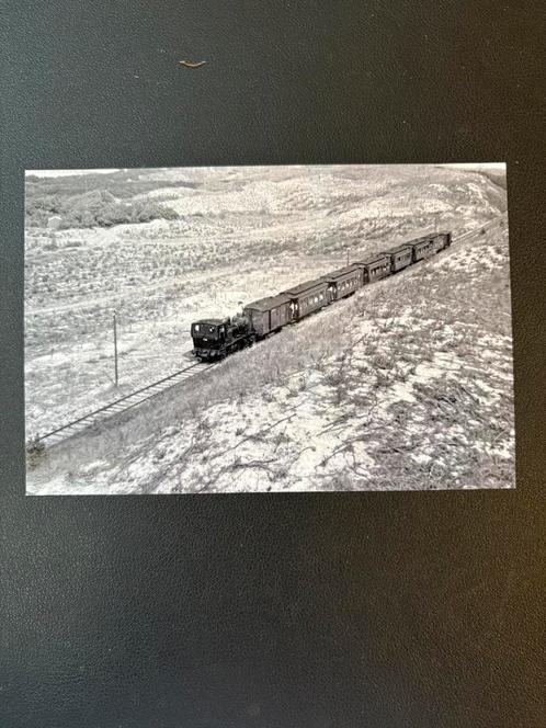 Foto stoomlocomotief NS 7742 te Bergen aan Zee (1955), Verzamelen, Spoorwegen en Tramwegen, Gebruikt, Trein, Ophalen of Verzenden