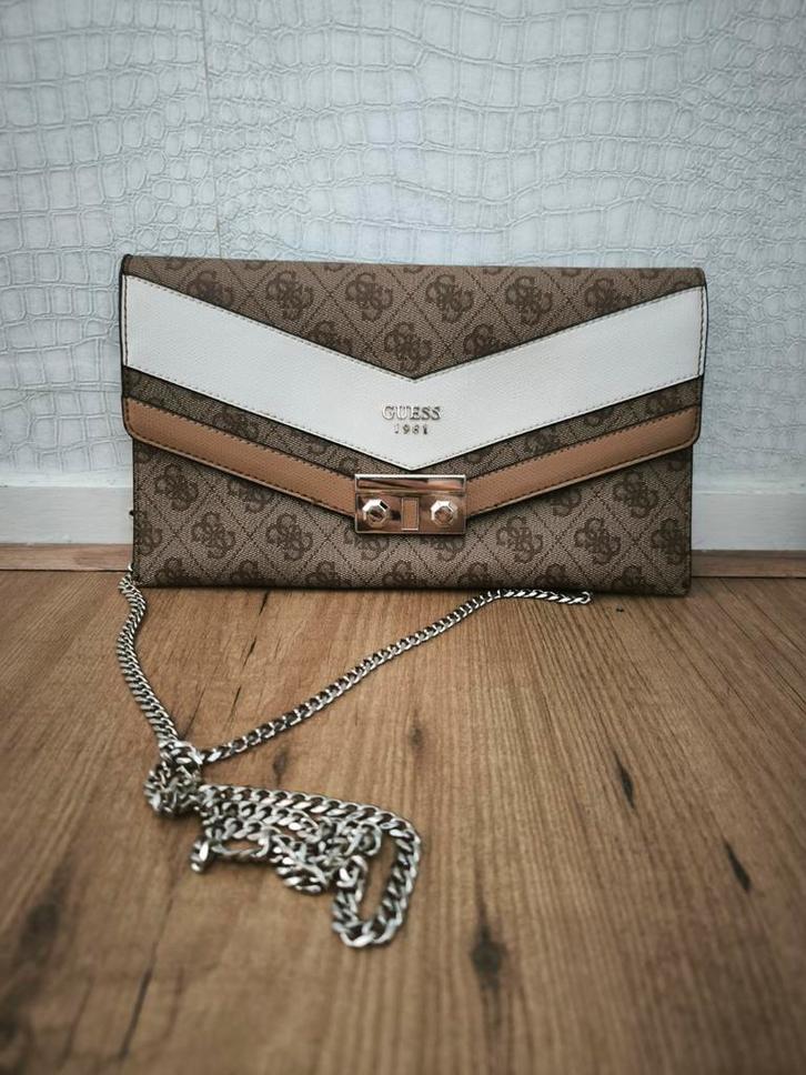 Guess 1981 clutch, Sieraden, Tassen en Uiterlijk, Tassen | Damestassen, Zo goed als nieuw, Avondtasje, Bruin, Ophalen of Verzenden