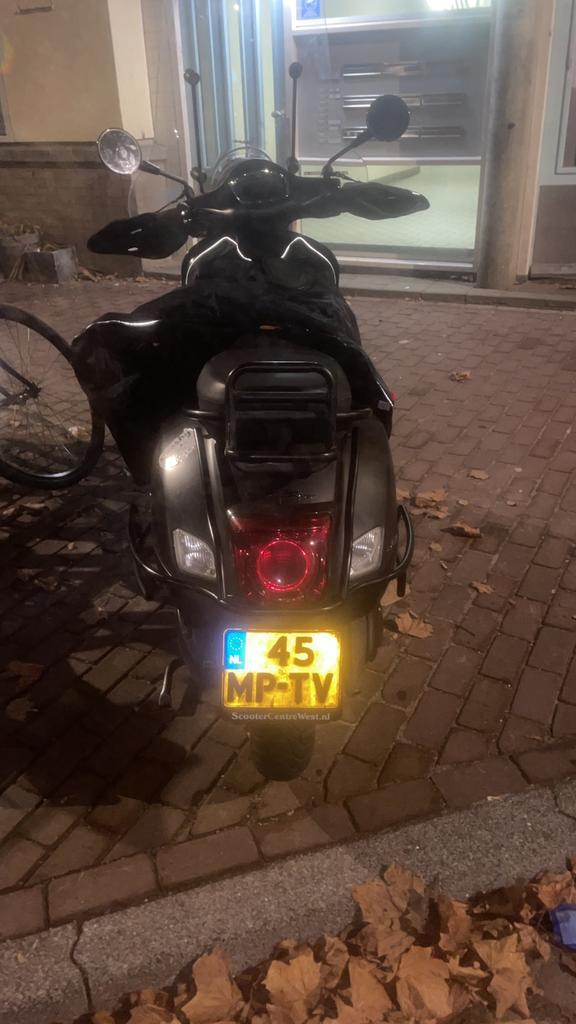 Vespa gts 300 hpe, Fietsen en Brommers, Scooters | Vespa, Zo goed als nieuw, Overige modellen, Benzine, Ophalen of Verzenden
